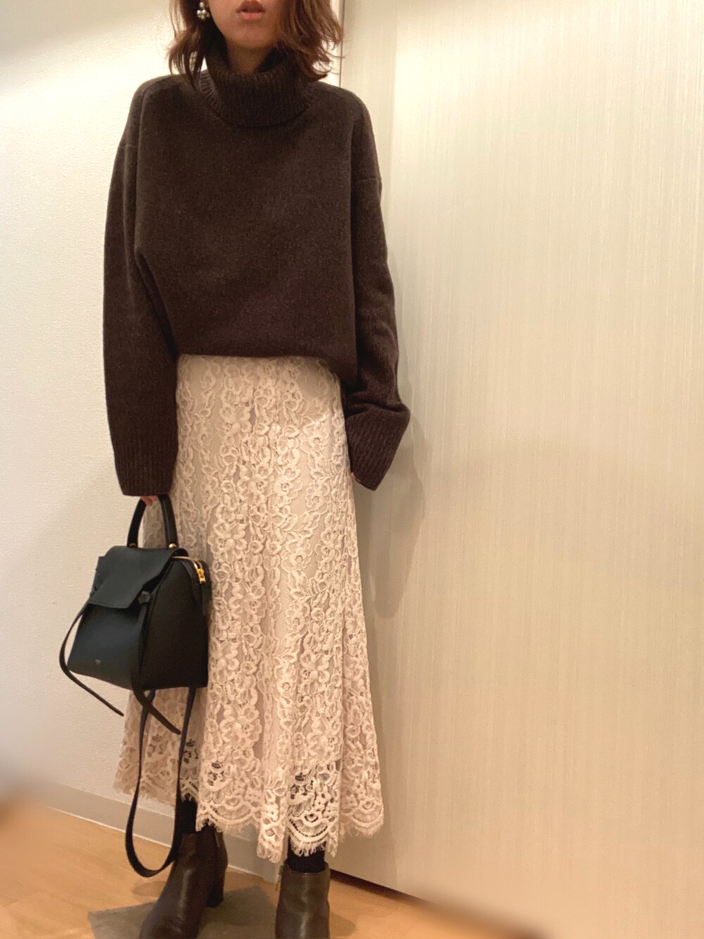 ベージュ系のその他アウター、ブラウン系のニット/セーター、ベージュ系のスカートを着用したレディースの冬コーディネートの2枚目の写真