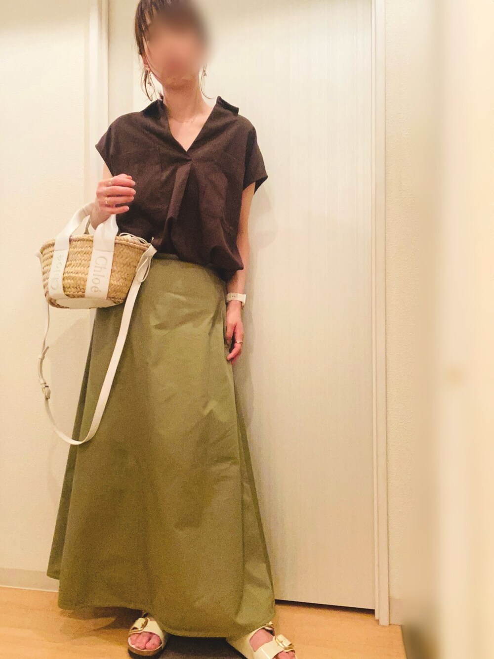 ブラウン系のシャツ/ブラウス、グリーン系のスカート、ベージュ系のサンダルを着用したレディースの夏コーディネートの2枚目の写真