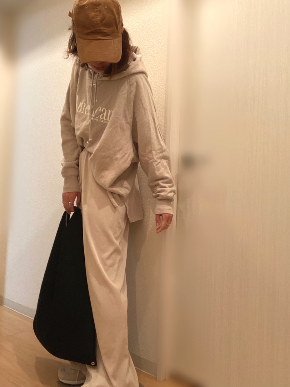 ベージュ系のパーカー、ベージュ系のその他パンツ、グレー系のスニーカーを着用したレディースの春コーディネートの3枚目の写真