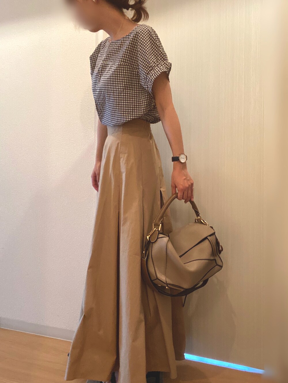 ブラウン系のシャツ/ブラウス、ベージュ系のスカート、ブラック系のサンダルを着用したレディースの夏コーディネートの2枚目の写真