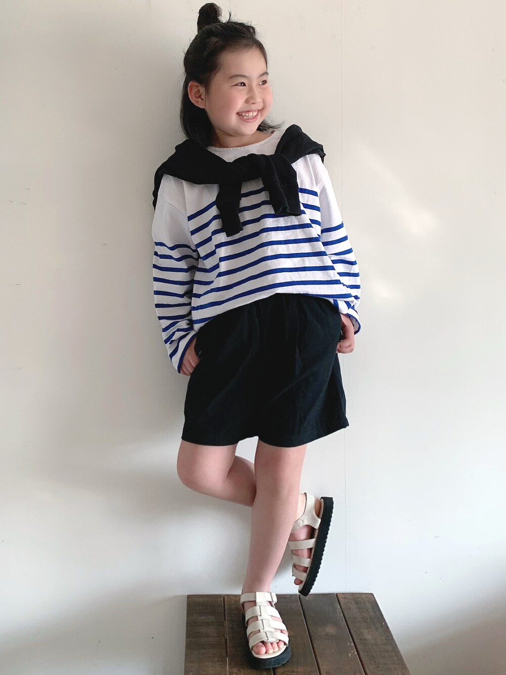 「春服みてみて、休日スタイル、ショートパンツ、ボーダー、春コーデ、肩掛けコーデ、タックイン、サンダル、シンプル、ラフ、キッズファッション、オーバーサイズ、ロンT」｜「LOWRYS FARMのオーガニックボーダーＬＳ　264184（Tシャツ/カットソー、ブルー系）」を使った、bow-changさん（キッズ・120cm）の春コーディネートの2枚目の写真