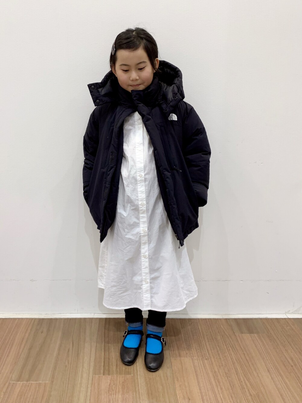 「冬コーデ、バルトロライトジャケット、ダウンジャケット、THE NORTH FACE、カラーソックス、シャツワンピ、スキニーデニム、カンフーシューズ、バレエシューズ、オーバーサイズ、あったかコーデ、ロールアップ、ローリーズファーム(LOWRYS FARM)、休日スタイル、モノトーン」｜「THE NORTH FACEの【WEB限定】THE NORTH FACE/ザ ノース フェイス  Endurance Baltro Jacket（ダウンジャケット/コート、ブラック系）」を使った、bow-changさん（キッズ・120cm）の冬コーディネートの2枚目の写真