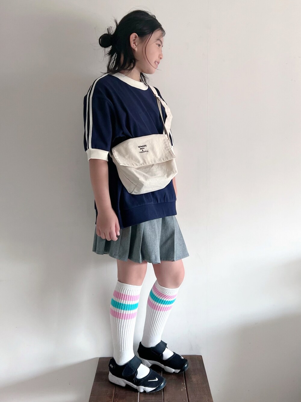 「春のNewスタイル、プリーツスカート、パステルカラー、ライントップス、キッズコーデ、春コーデ、ショルダーバッグ、ラインソックス、エアリフト、カジュアル、パステル映える春、NIKE」｜「LOWRYS FARMのラインプルオーバーＳＳ　110130（Tシャツ/カットソー、ブルー系）」を使った、bow-changさん（キッズ・130cm）の春コーディネートの2枚目の写真