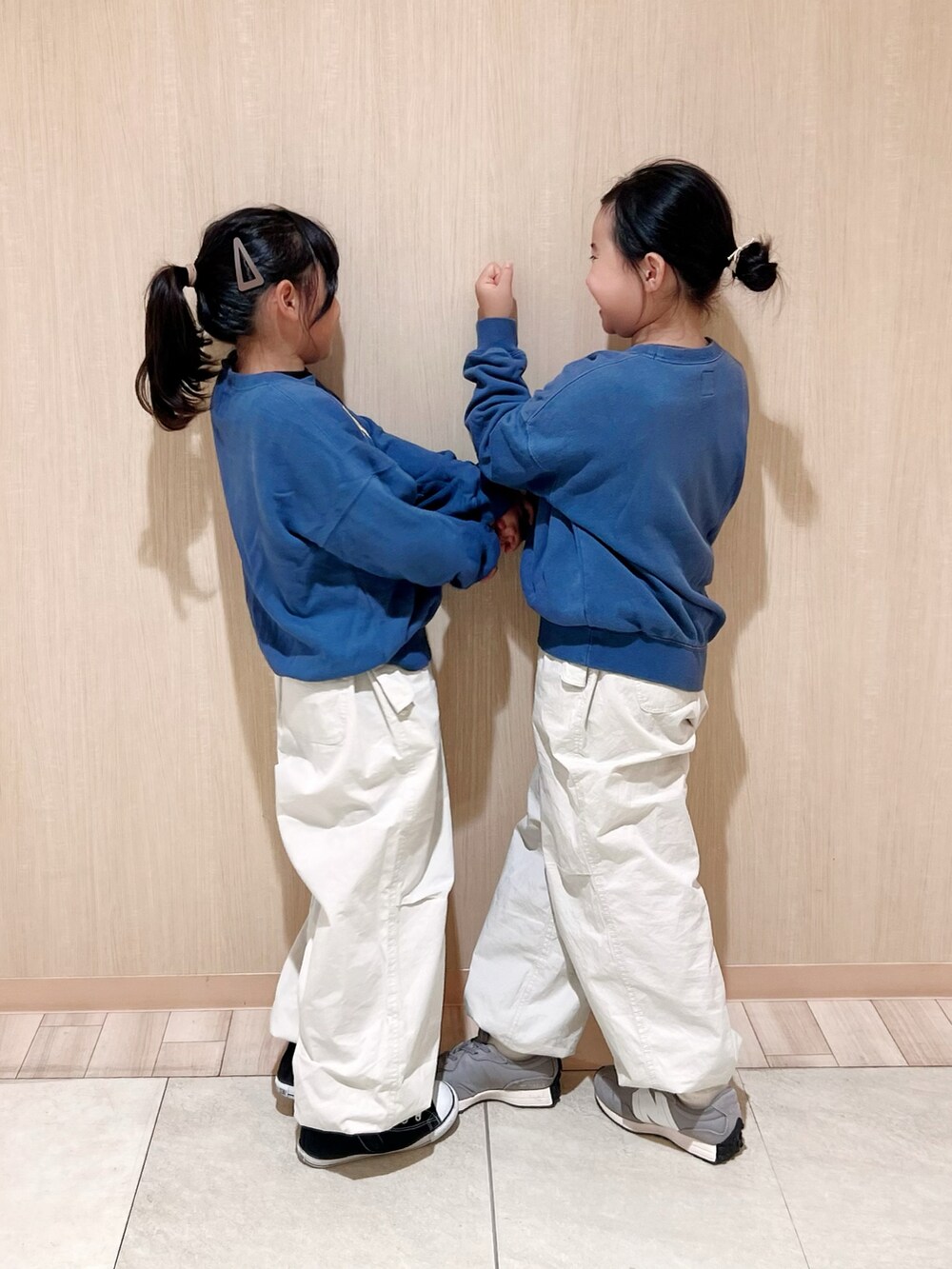 ブルー系のスウェット、ホワイト系のその他パンツ、グレー系のスニーカーを着用したキッズの秋コーディネートの2枚目の写真