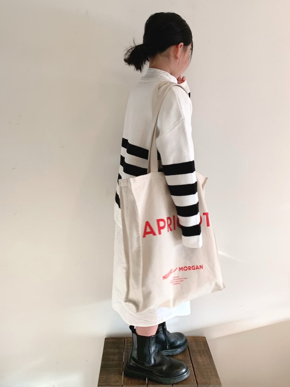 「レイヤードスタイル、シャツスタイル、シャツワンピ、ボーダー、春ニット、ロングワンピース、ブーツ、韓国子供服、ロゴトート、モノトーン、オーバーサイズ、ニット、はじめましてコーデ」｜「LOWRYS FARMのニットボーダーＬＳ  261482（ニット/セーター、ブラック系）」を使った、bow-changさん（キッズ・120cm）の春コーディネートの2枚目の写真