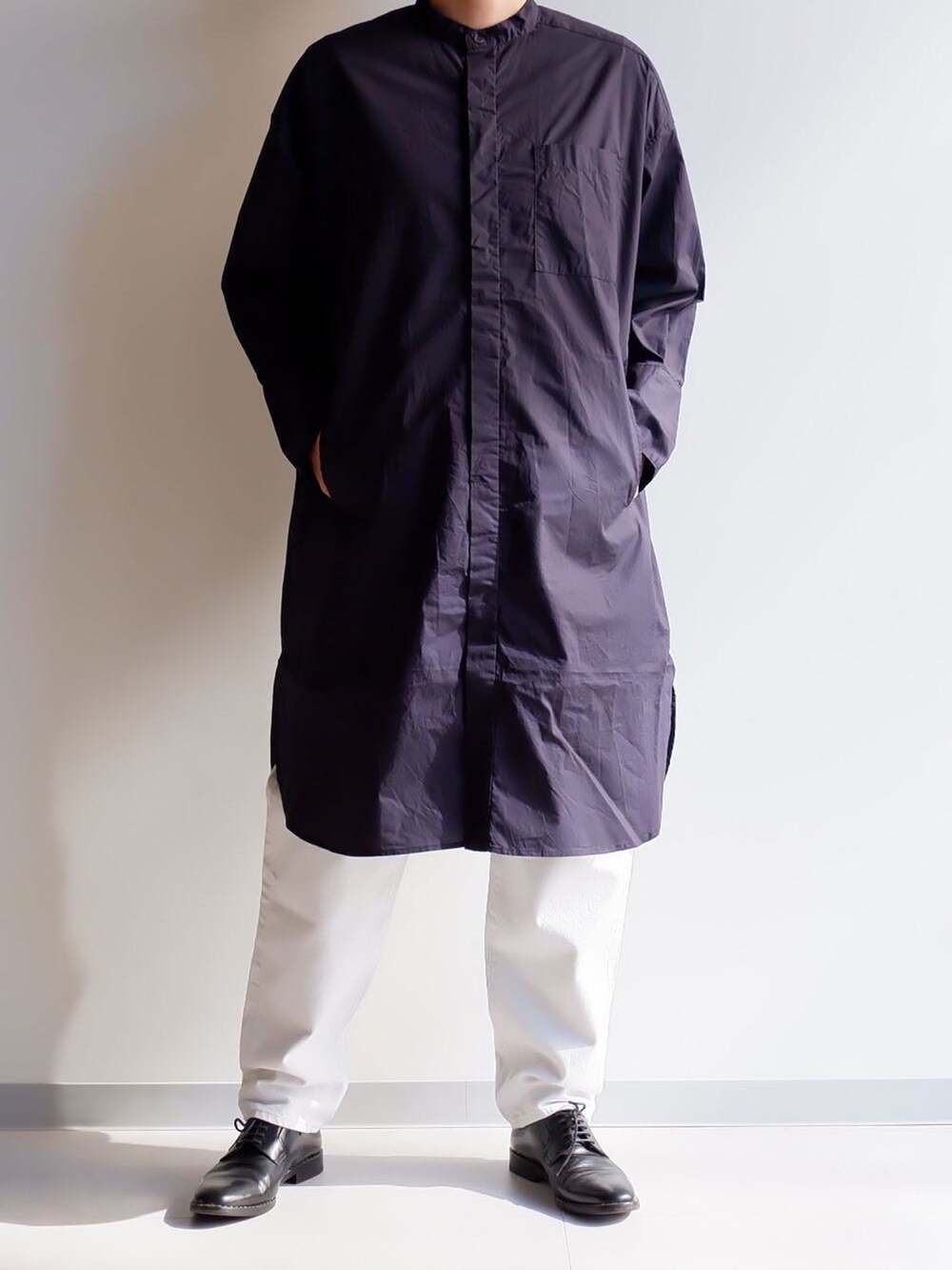 ブラック系のシャツ/ブラウス、ホワイト系のデニムパンツを着用したレディースの冬コーディネートの2枚目の写真