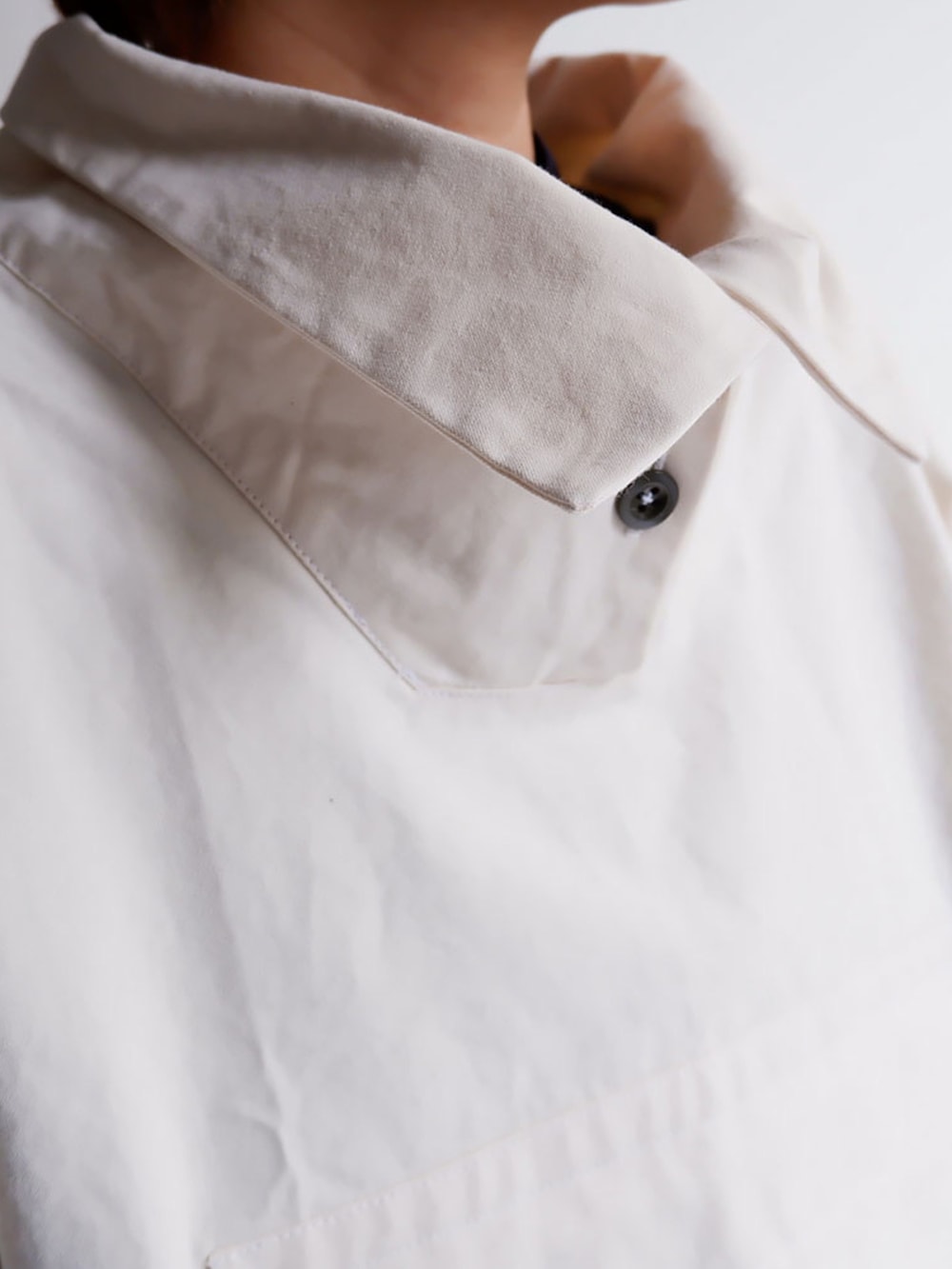 ホワイト系のジャケット/アウター、ブラック系のシャツ/ブラウス、ブルー系のパンツを着用したレディースの冬コーディネートの2枚目の写真