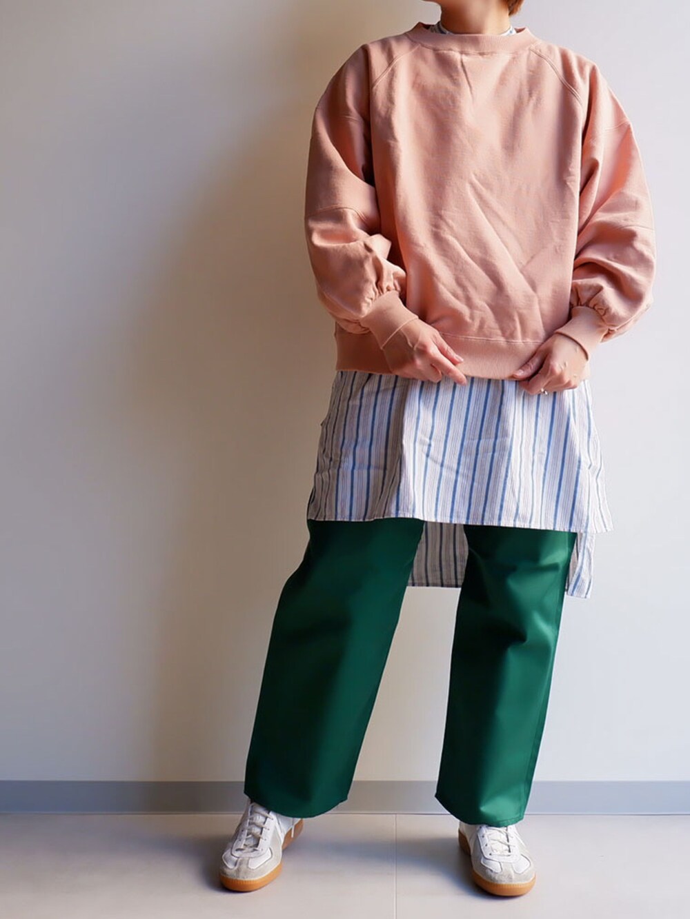 グリーン系のチノパンツ、グリーン系のベスト、ホワイト系のシャツ/ブラウスを着用したレディースの冬コーディネートの2枚目の写真