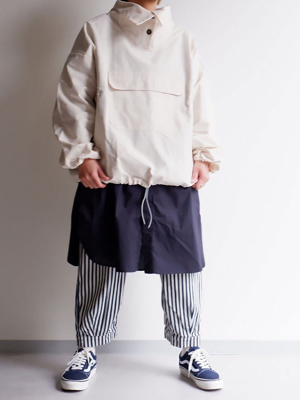 ホワイト系のジャケット/アウター、ブラック系のシャツ/ブラウス、ブルー系のパンツを着用したレディースの冬コーディネートの3枚目の写真