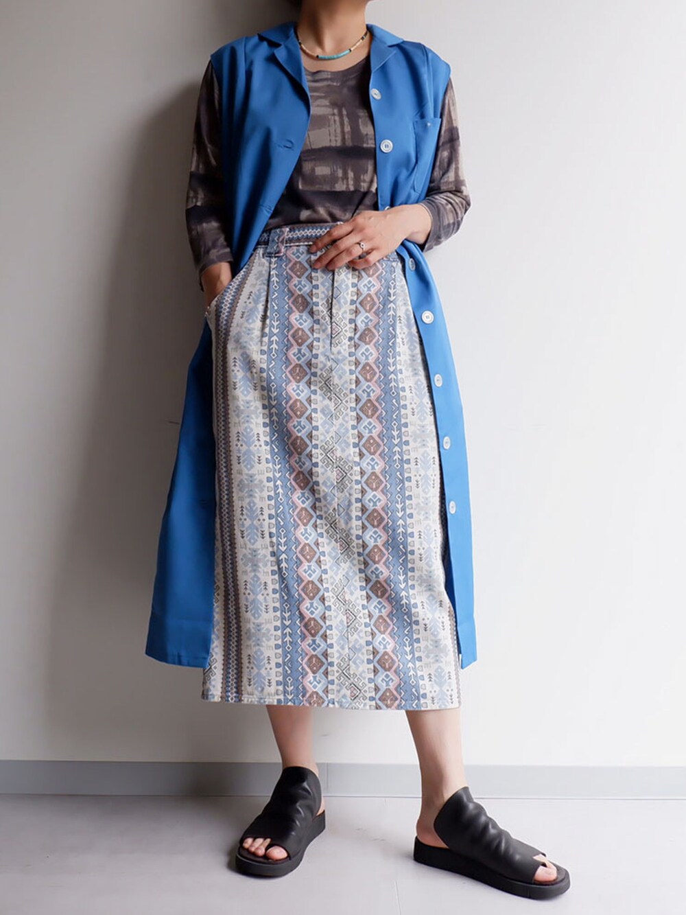 ブラック系のサンダル、その他のスカート、ブルー系のワンピースを着用したレディースの夏コーディネートの2枚目の写真