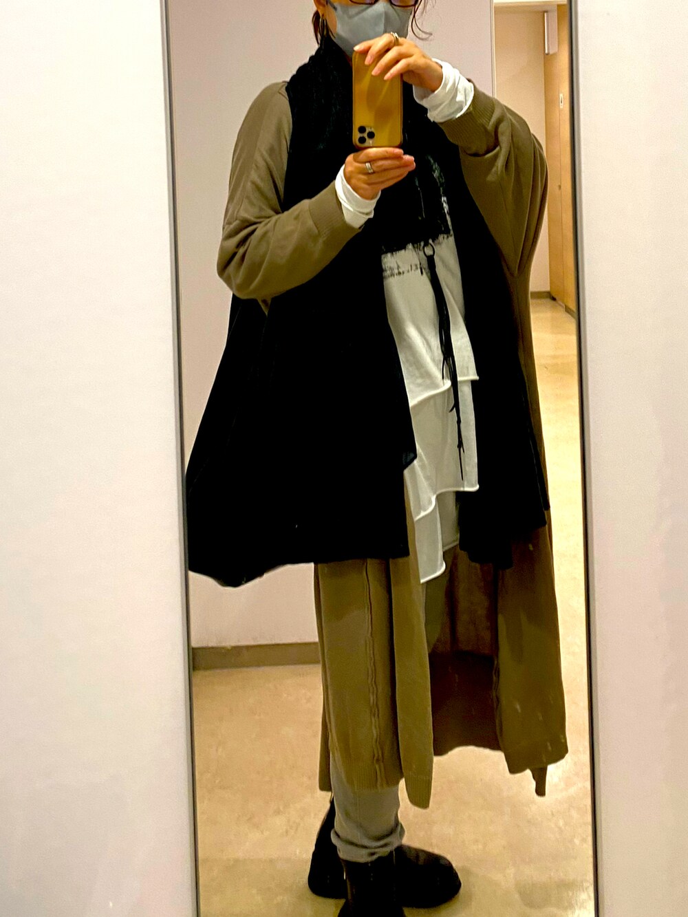 ホワイト系のTシャツ/カットソーを着用したレディースの秋コーディネートの4枚目の写真