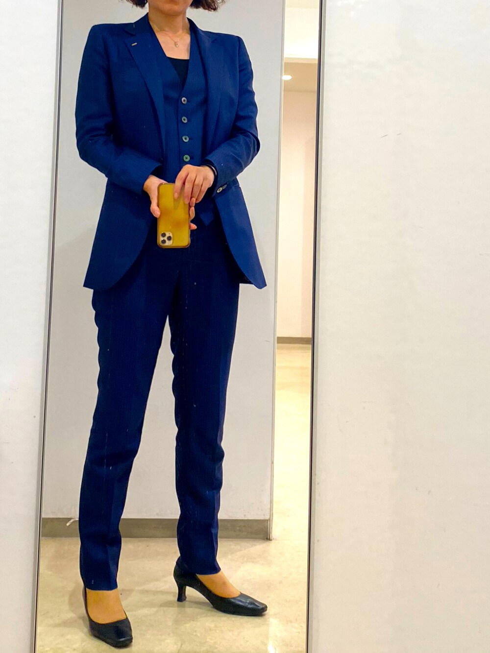 ブルー系のその他を着用したレディースの秋コーディネートの2枚目の写真