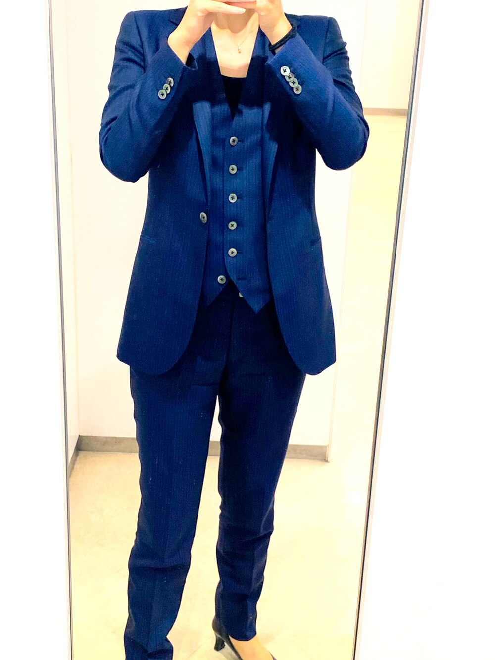 ブルー系のその他を着用したレディースの秋コーディネートの4枚目の写真