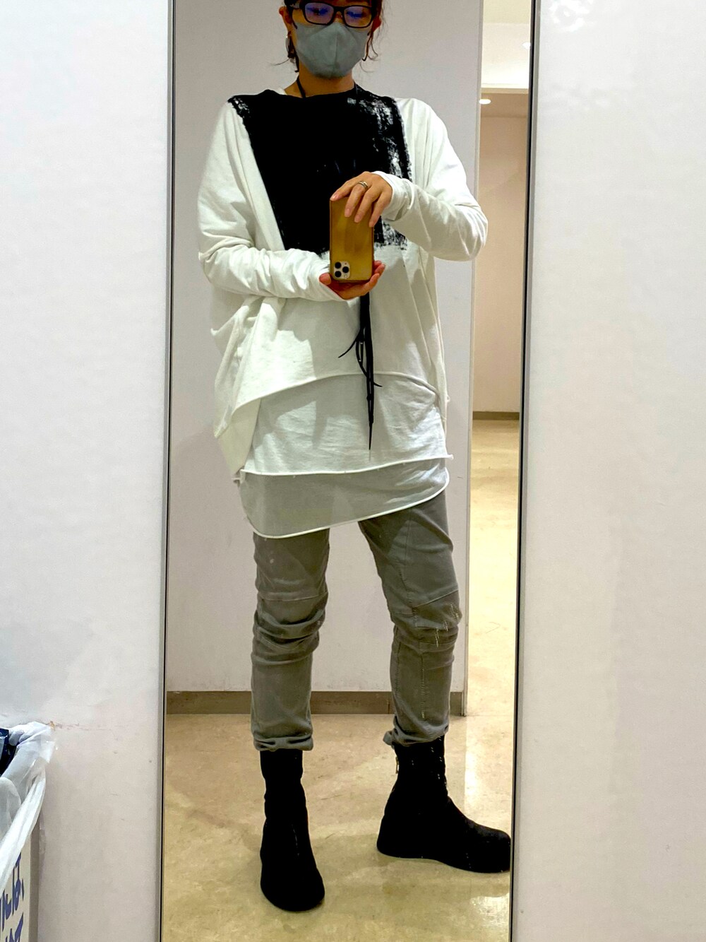 ホワイト系のTシャツ/カットソーを着用したレディースの秋コーディネートの3枚目の写真