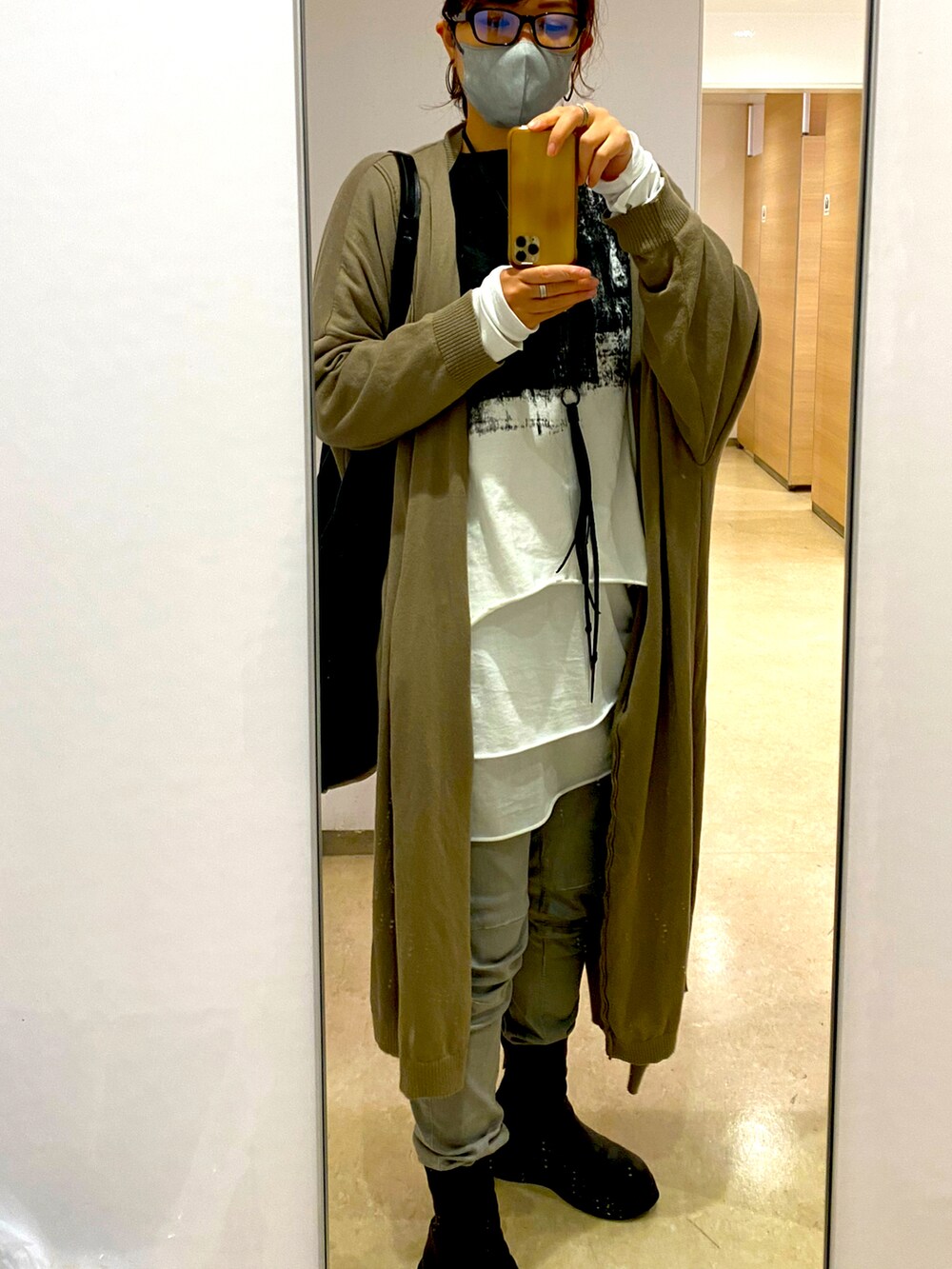 ホワイト系のTシャツ/カットソーを着用したレディースの秋コーディネートの2枚目の写真