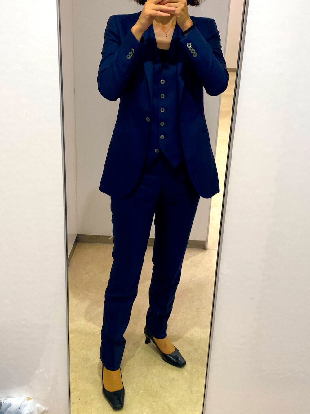 ブルー系のその他を着用したレディースの秋コーディネートの3枚目の写真