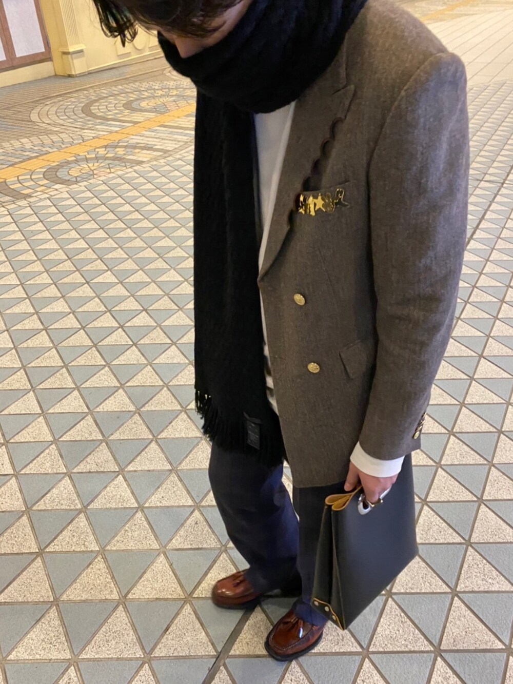 「秋ルック紹介するよ、秋服コーデ、秋冬コーデ、きれいめカジュアル、ジャケットスタイル、古着コーデ、MASU、Hender Scheme、juha、ドメスティックブランド、マフラー、テーラードジャケット、チェック、チェックパンツ、ベージュ」｜「MASUのNIBBLED BLAZER（テーラードジャケット、ブラウン系）」を使った、ULAさん（メンズ・179cm）の秋コーディネートの4枚目の写真