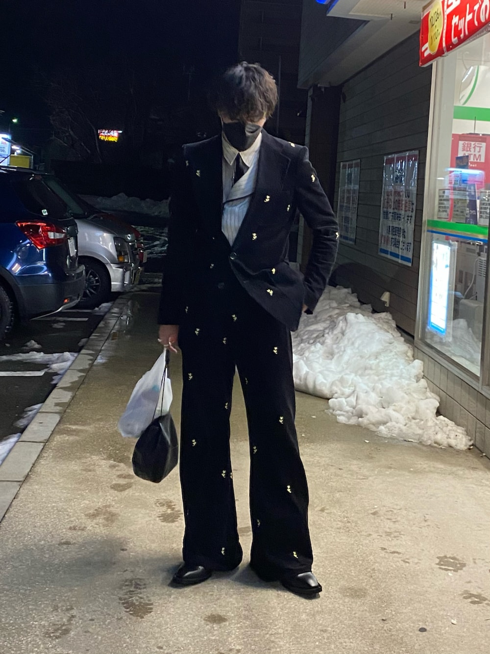 「成人式、セットアップ、MASU、ドメブラ、ブラック、キレイめ、菅田将暉、ベルボトム、ワイドパンツ、冬コーデ、韓国ファッション、ブーツ、SONSHINBAL、jieda」|「MASUのアイテム(テーラードジャケット、ブラック系)」を使った、ULAさん(メンズ・179cm)の冬コーディネートの2枚目の写真
