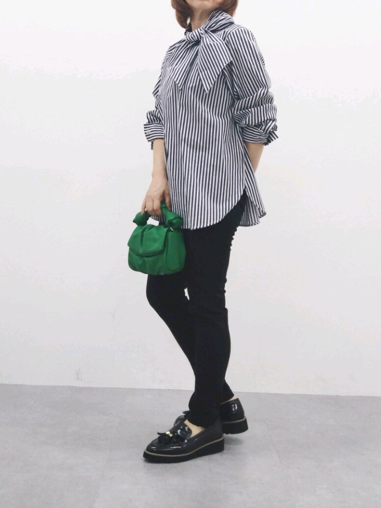 ブラック系のローファー、ブルー系のシャツ/ブラウス、ブラック系のマタニティウェア/グッズを着用したレディースの春コーディネートの3枚目の写真