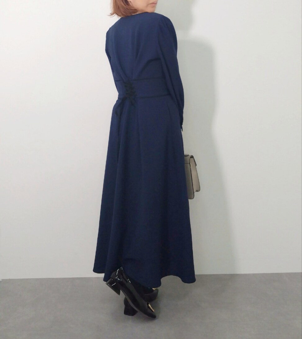 ブルー系のワンピース、ブラック系のパンプスを着用したレディースの冬コーディネートの3枚目の写真