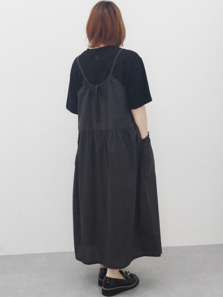 ブラック系のローファー、ブラック系のTシャツ/カットソー、ブラック系のマタニティウェア/グッズを着用したレディースの夏コーディネートの2枚目の写真