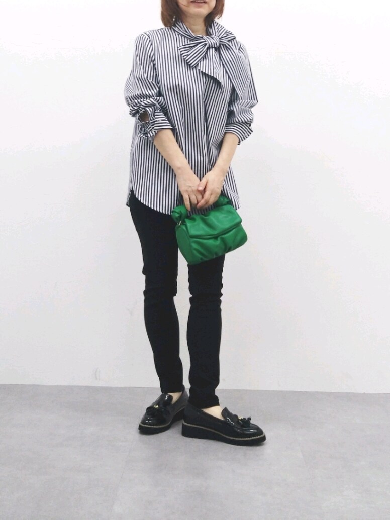 ブラック系のローファー、ブルー系のシャツ/ブラウス、ブラック系のマタニティウェア/グッズを着用したレディースの春コーディネートの2枚目の写真