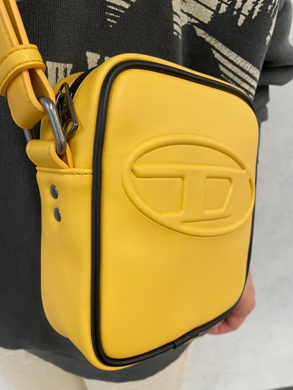 「DIESEL、ららぽーと立川立飛、4月」｜「DIESELのDIESEL SS22 レディース デニム ボーイフレンド オフホワイト（デニムパンツ、ホワイト系）」を使った、masumiさん（レディース・170cm）の春コーディネートの2枚目の写真