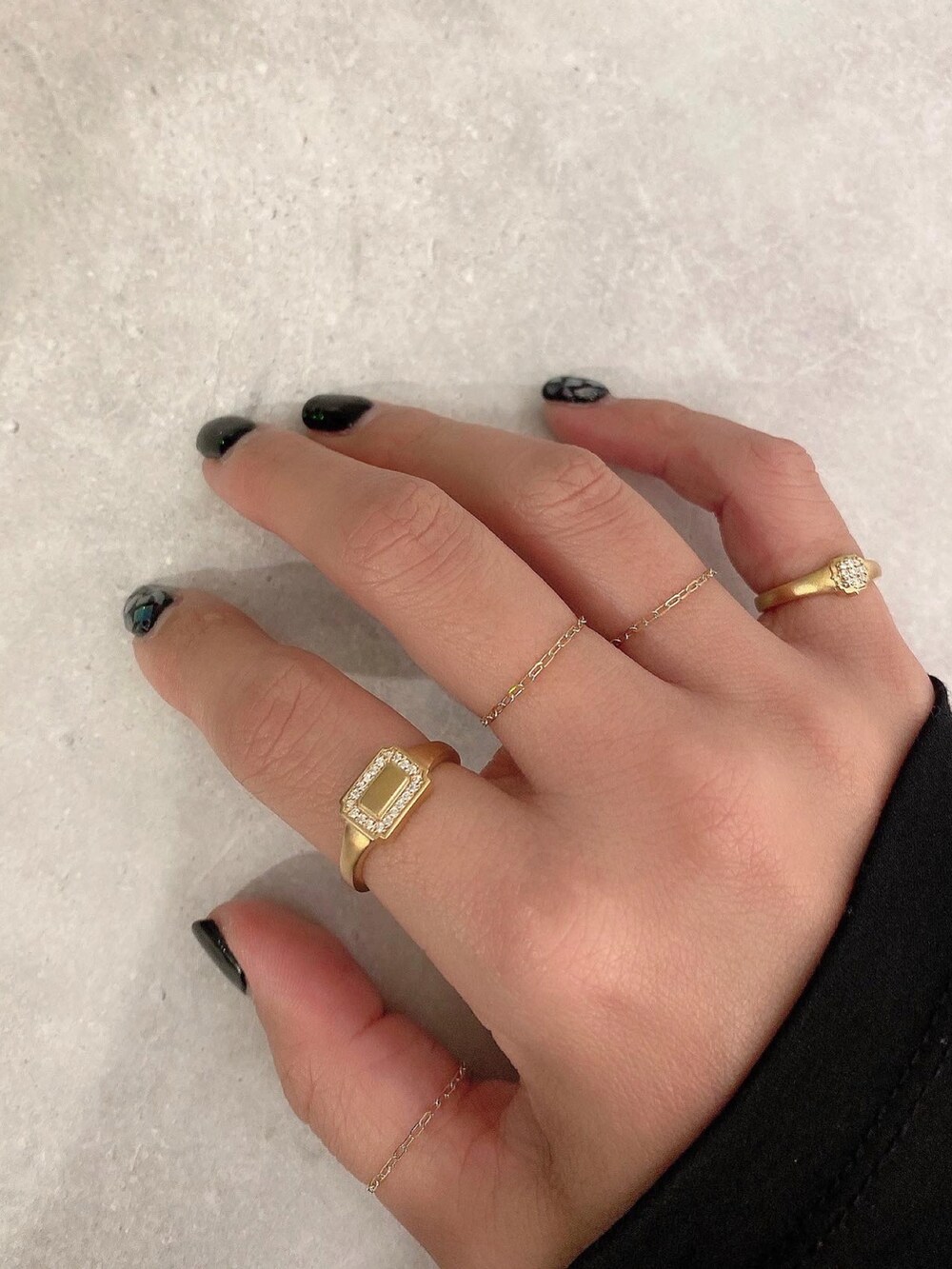 ゴールド系のリング、ゴールド系のリング、ゴールド系のリングを着用したレディースの秋コーディネートの2枚目の写真