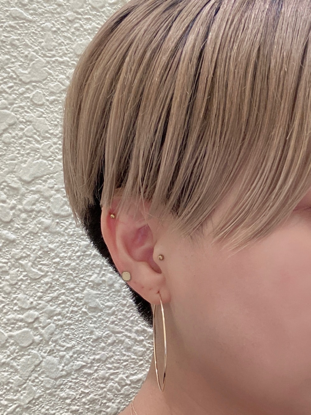 ゴールド系のピアス（両耳用）、ゴールド系のピアス（片耳用）を着用したレディースの秋コーディネートの2枚目の写真