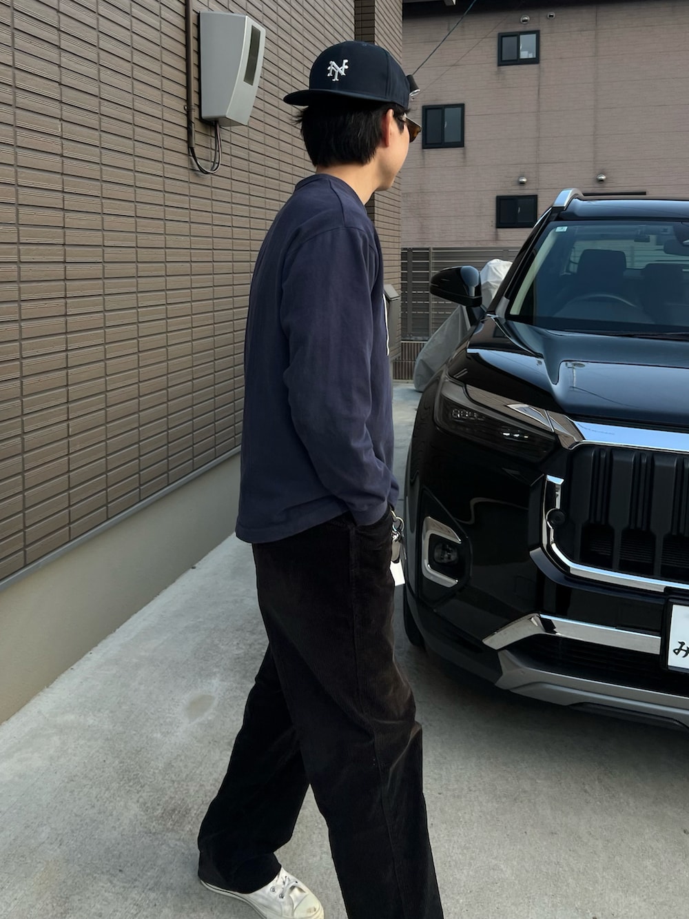 ブラック系のその他パンツ、ホワイト系のスニーカー、その他のスウェットを着用したメンズの春コーディネートの3枚目の写真