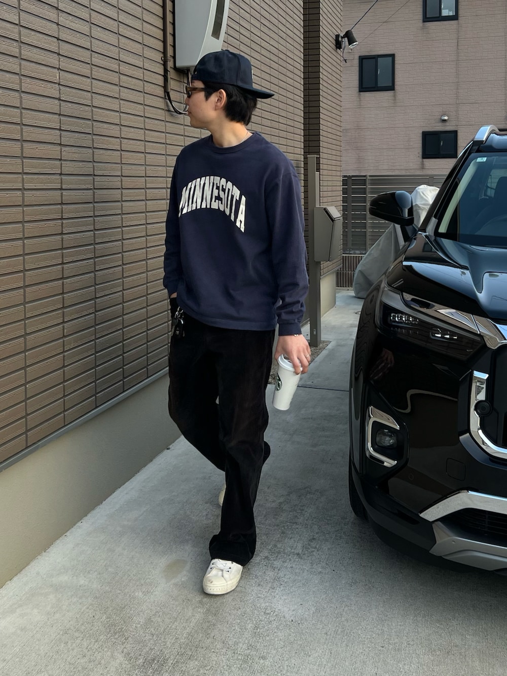 ブラック系のその他パンツ、ホワイト系のスニーカー、その他のスウェットを着用したメンズの春コーディネートの2枚目の写真