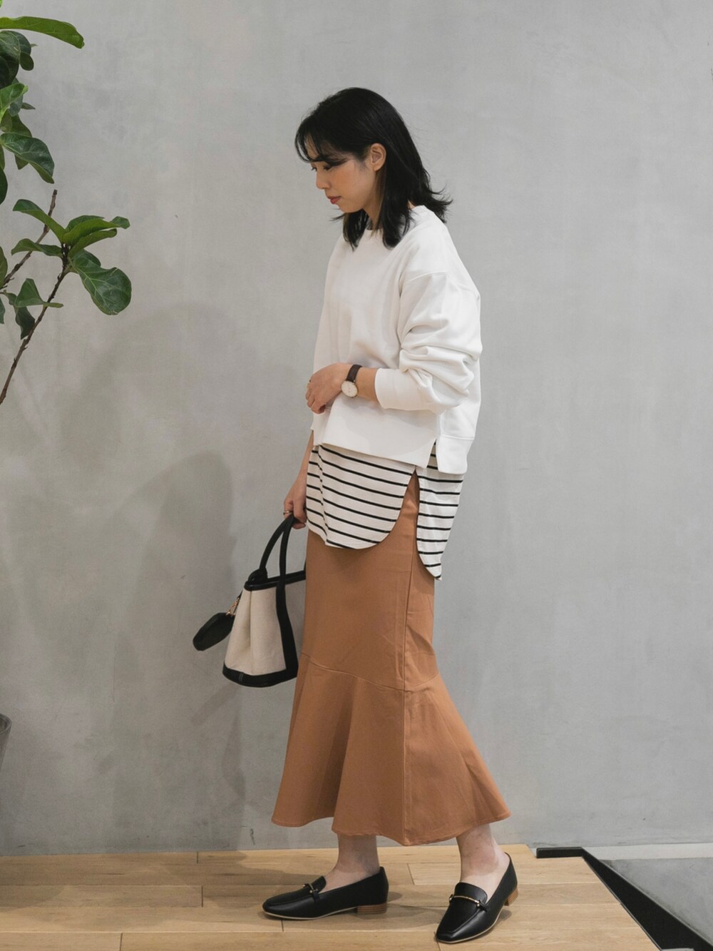 ホワイト系のスウェット、ホワイト系のTシャツ/カットソー、ピンク系のスカートを着用したレディースの冬コーディネートの2枚目の写真