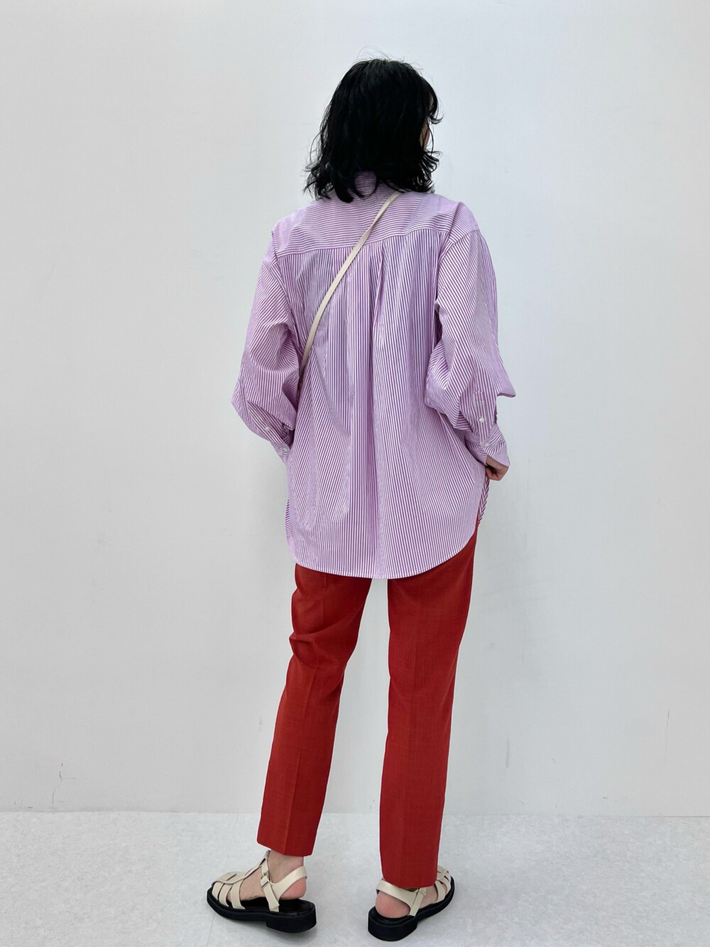 パープル系のシャツ/ブラウス、レッド系のその他パンツ、ホワイト系のサンダルを着用したレディースの春コーディネートの2枚目の写真