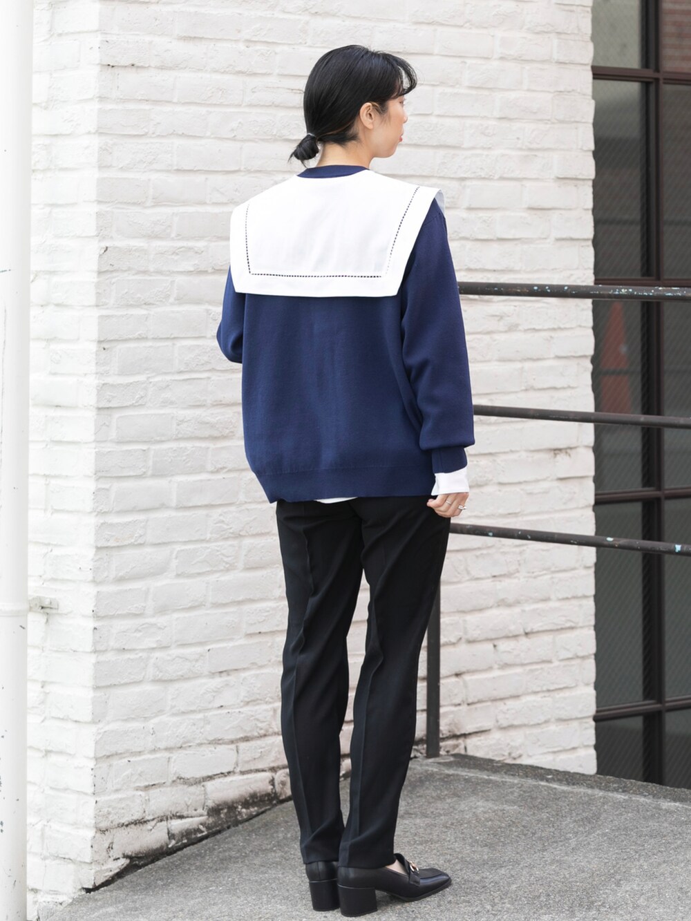 ブルー系のカーディガン/ボレロ、ホワイト系のシャツ/ブラウス、ブラック系のその他パンツを着用したレディースの冬コーディネートの2枚目の写真