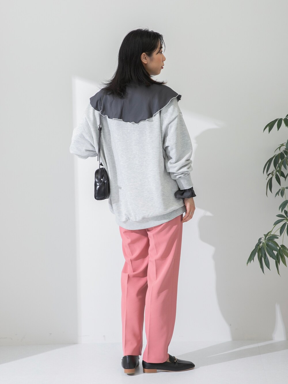 グレー系のスウェット、グレー系のシャツ/ブラウス、ブラック系のローファーを着用したレディースの冬コーディネートの3枚目の写真