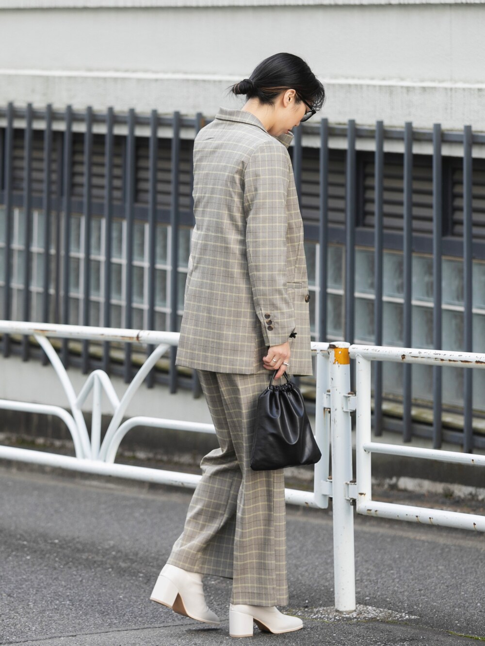 その他のテーラードジャケット、その他のその他パンツ、ホワイト系のブーツを着用したレディースの冬コーディネートの2枚目の写真