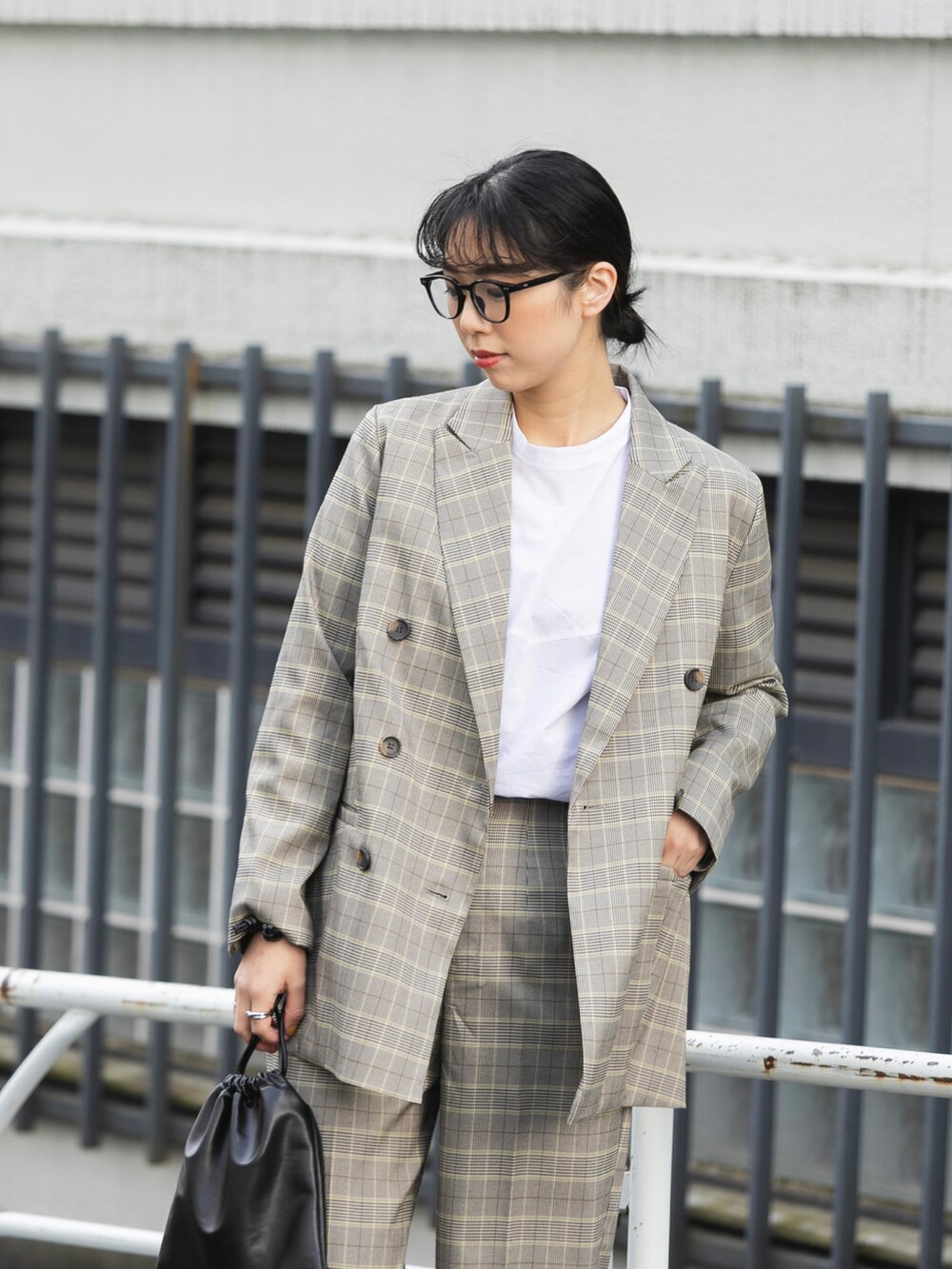 その他のテーラードジャケット、その他のその他パンツ、ホワイト系のブーツを着用したレディースの冬コーディネートの3枚目の写真