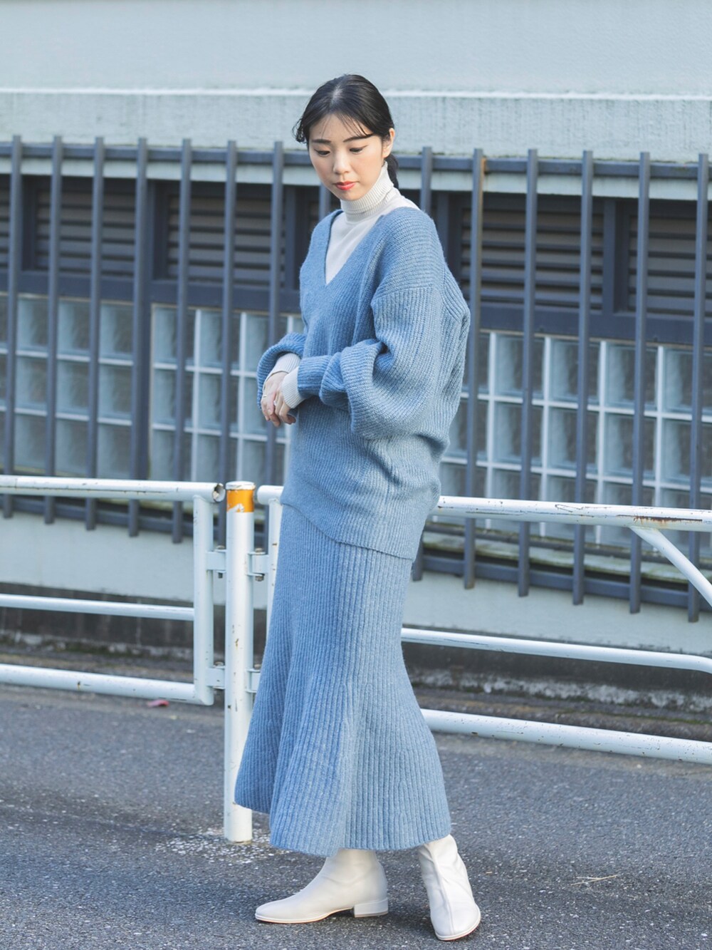 ベージュ系のダウンジャケット/コート、ブルー系のスカート、ホワイト系のその他シューズを着用したレディースの冬コーディネートの3枚目の写真