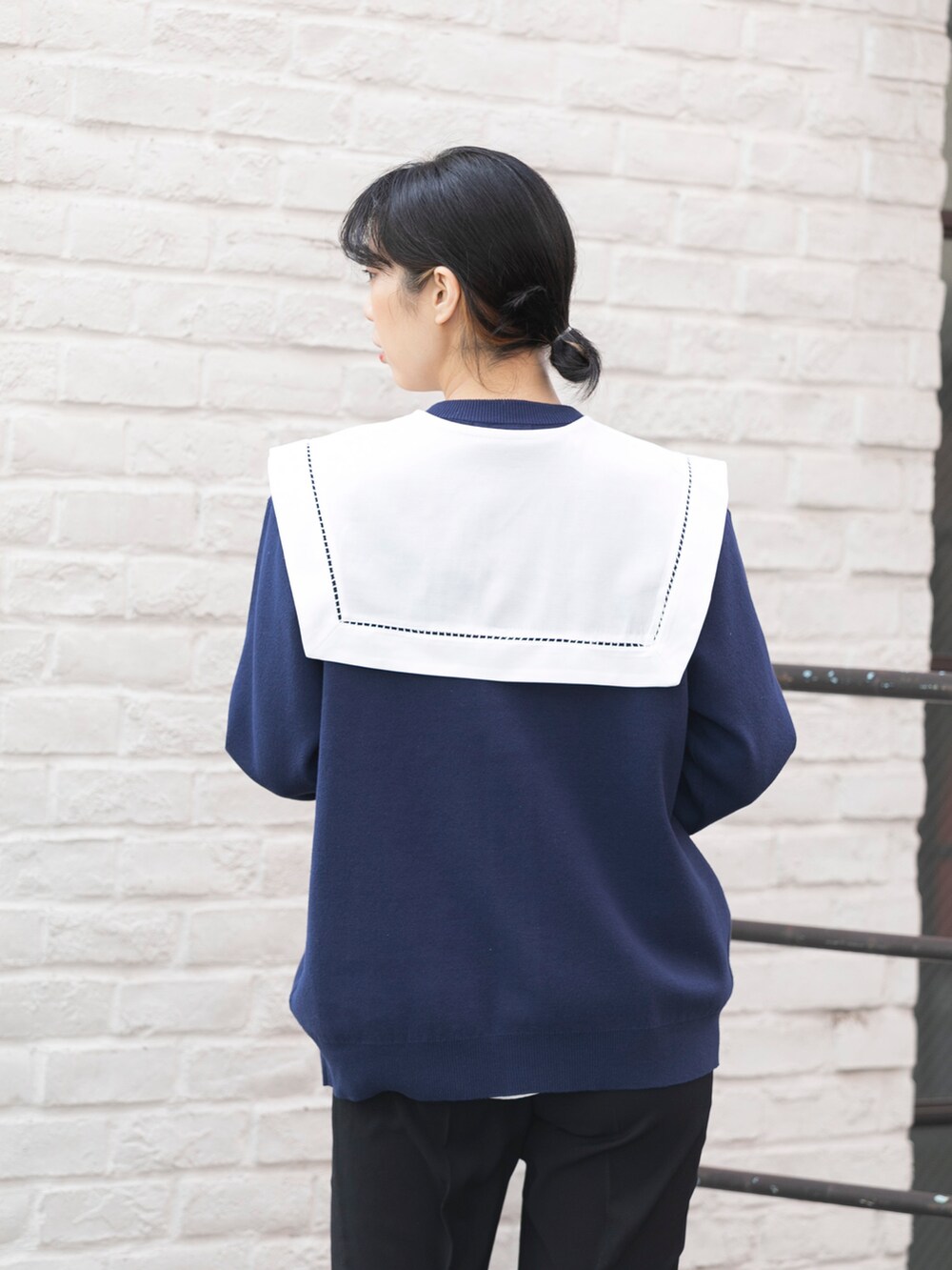 ブルー系のカーディガン/ボレロ、ホワイト系のシャツ/ブラウス、ブラック系のその他パンツを着用したレディースの冬コーディネートの3枚目の写真