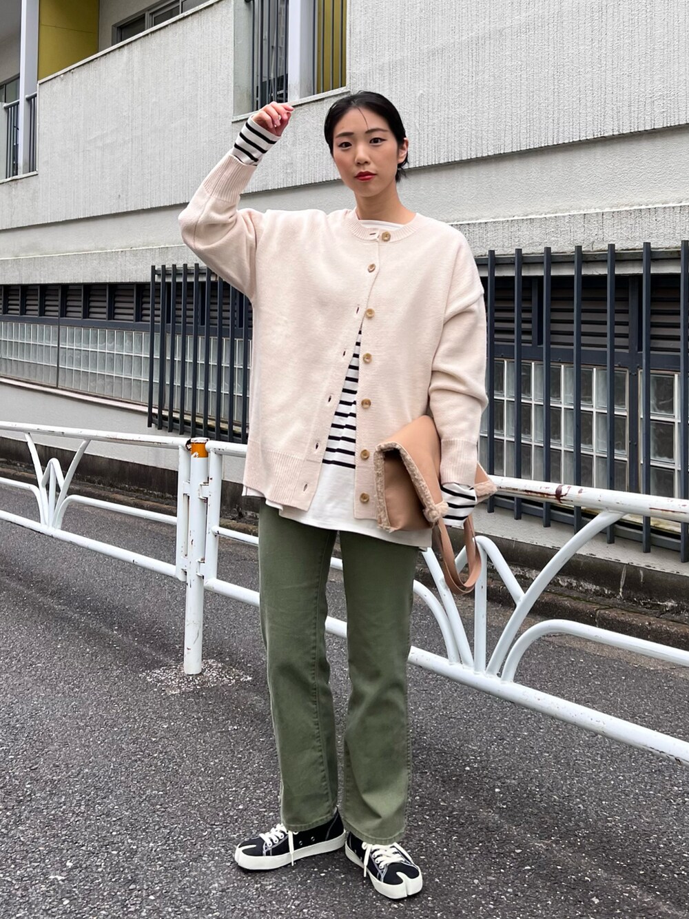 ベージュ系のトップス、ホワイト系のTシャツ/カットソー、ブラック系のシューズを着用したレディースの秋コーディネートの2枚目の写真