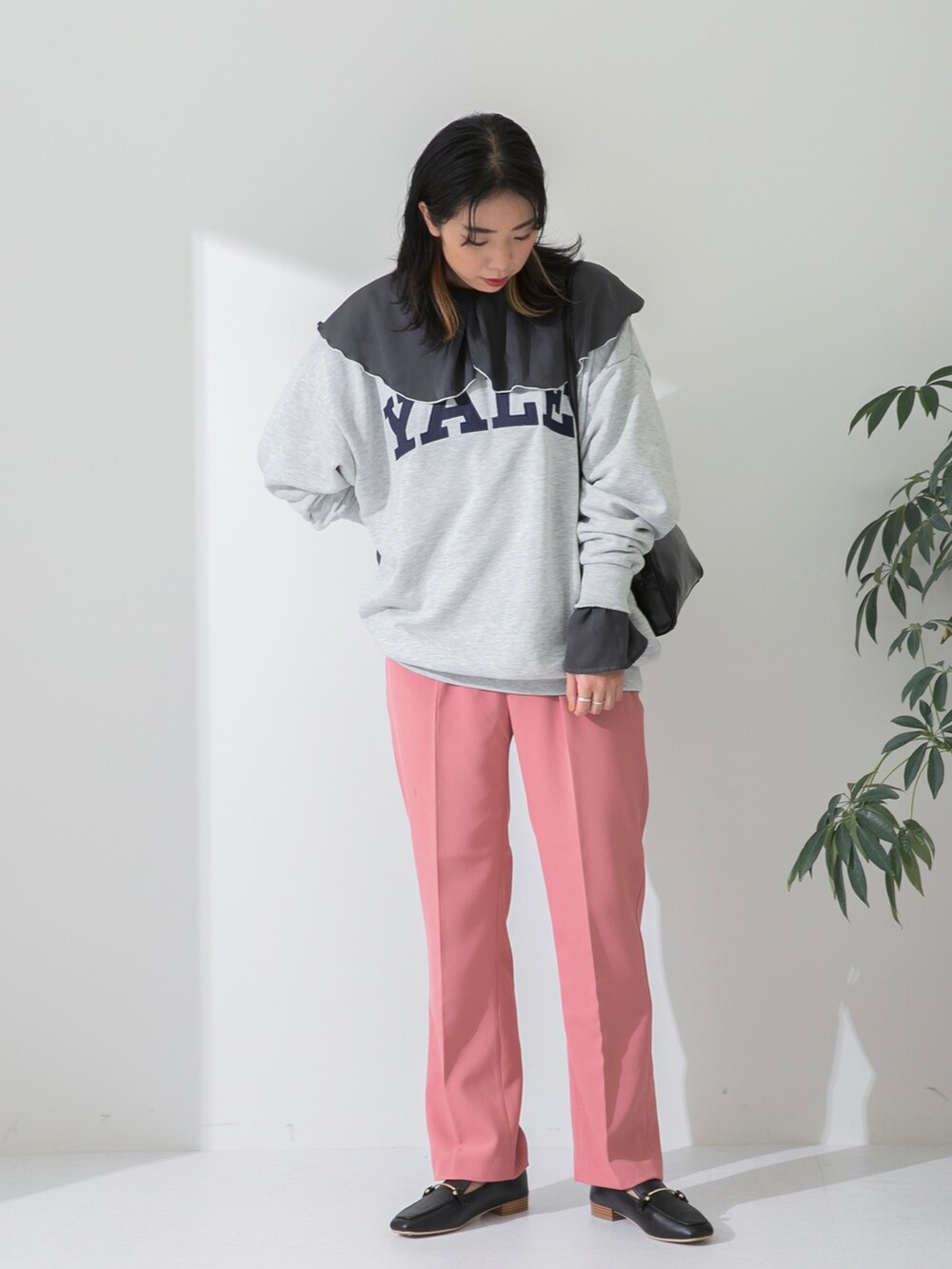 グレー系のスウェット、グレー系のシャツ/ブラウス、ブラック系のローファーを着用したレディースの冬コーディネートの2枚目の写真