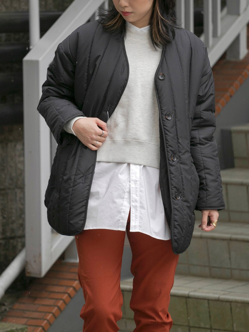 ブラック系のその他アウター、ベージュ系のスウェット、ホワイト系のブーツを着用したレディースの冬コーディネートの3枚目の写真