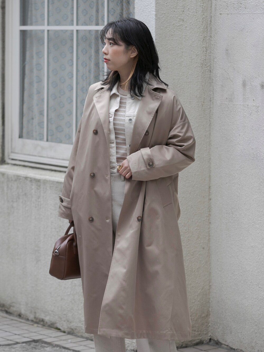 ベージュ系のジャケット/アウター、ホワイト系のデニムジャケット、ブラウン系のボストンバッグを着用したレディースの冬コーディネートの4枚目の写真