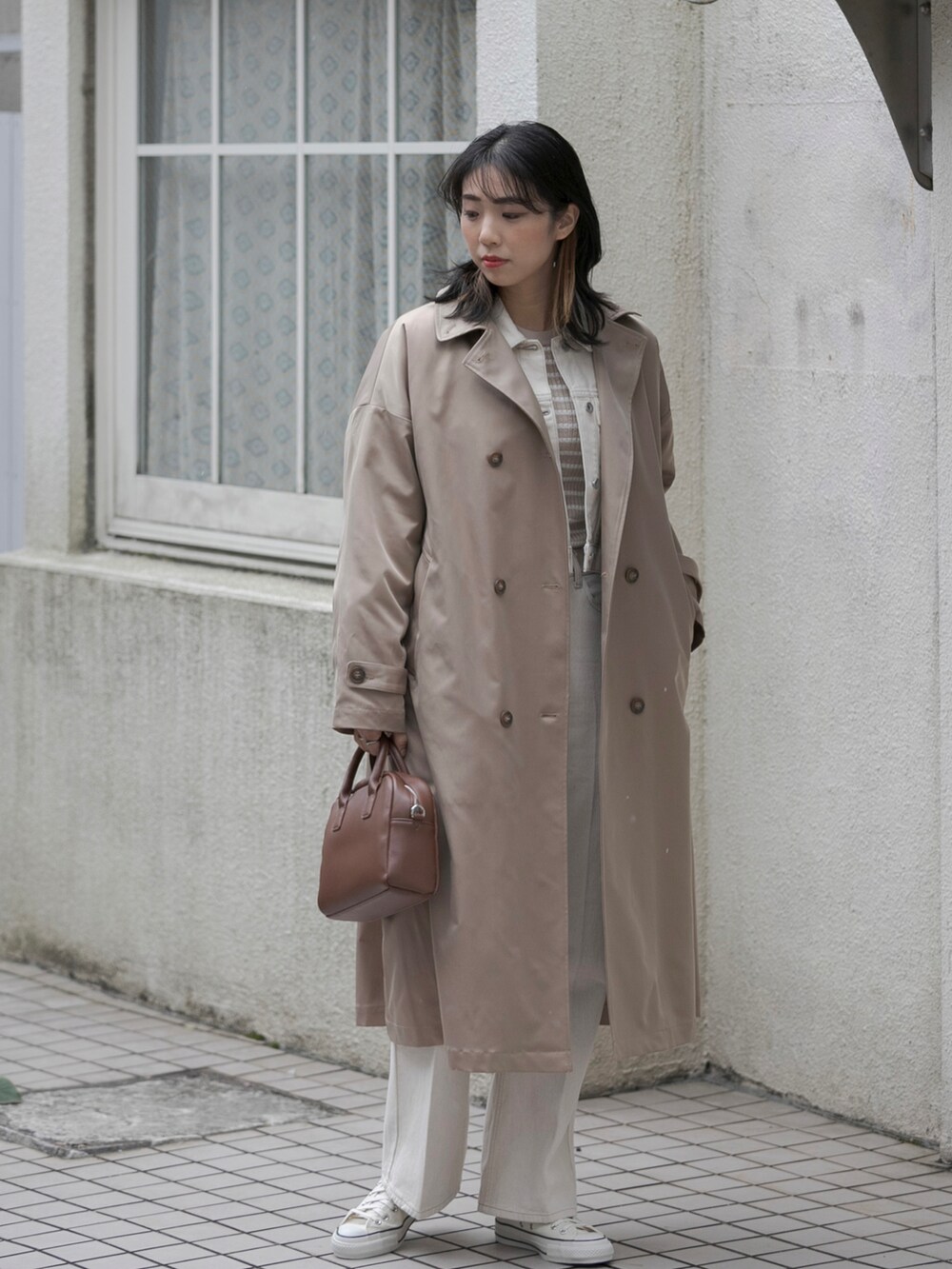 ベージュ系のジャケット/アウター、ホワイト系のデニムジャケット、ブラウン系のボストンバッグを着用したレディースの冬コーディネートの2枚目の写真