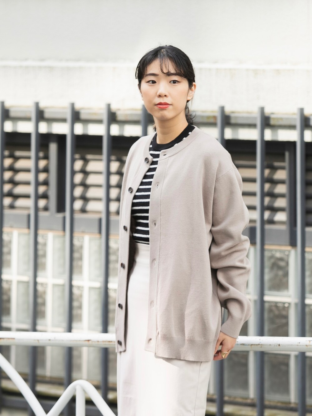 ベージュ系のカーディガン/ボレロ、ホワイト系のニット/セーター、ホワイト系のスカートを着用したレディースの冬コーディネートの3枚目の写真