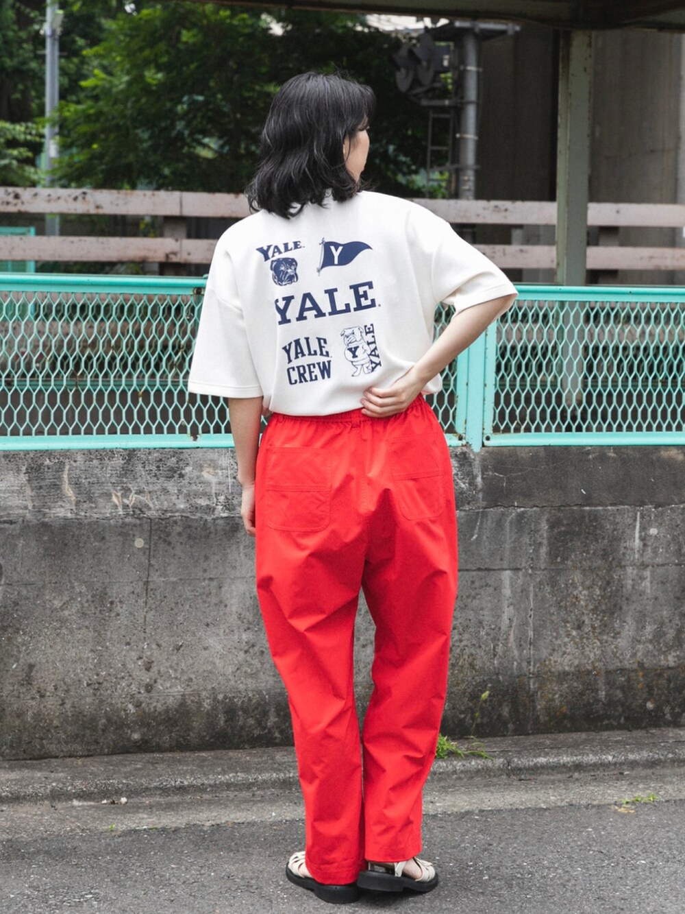 ホワイト系のTシャツ/カットソー、レッド系のその他パンツ、ホワイト系のサンダルを着用したレディースの夏コーディネートの2枚目の写真
