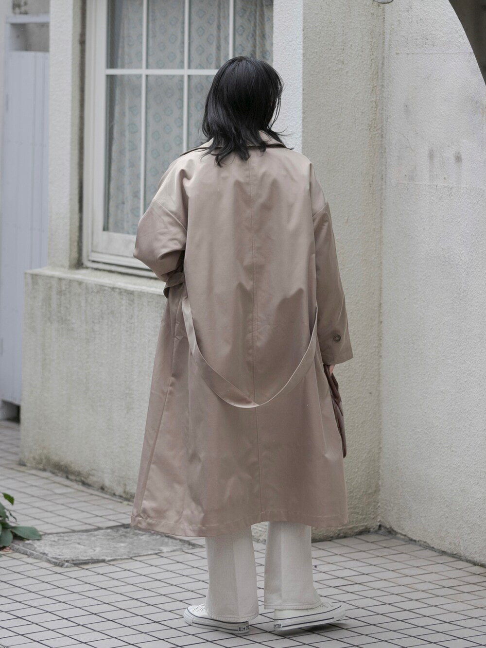 ベージュ系のジャケット/アウター、ホワイト系のデニムジャケット、ブラウン系のボストンバッグを着用したレディースの冬コーディネートの3枚目の写真