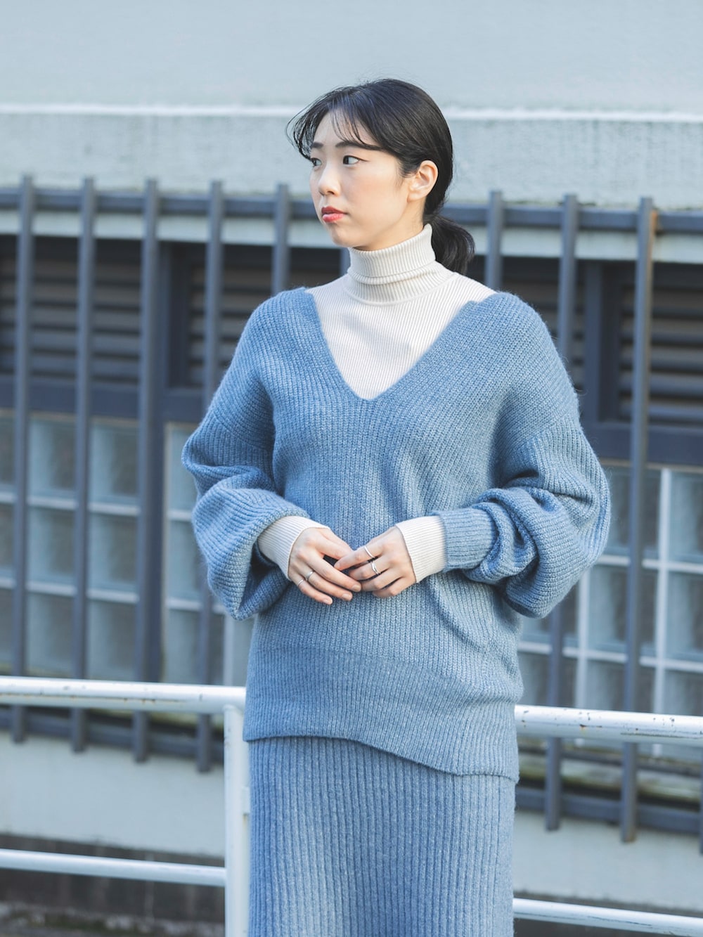 ベージュ系のダウンジャケット/コート、ブルー系のスカート、ホワイト系のその他シューズを着用したレディースの冬コーディネートの4枚目の写真