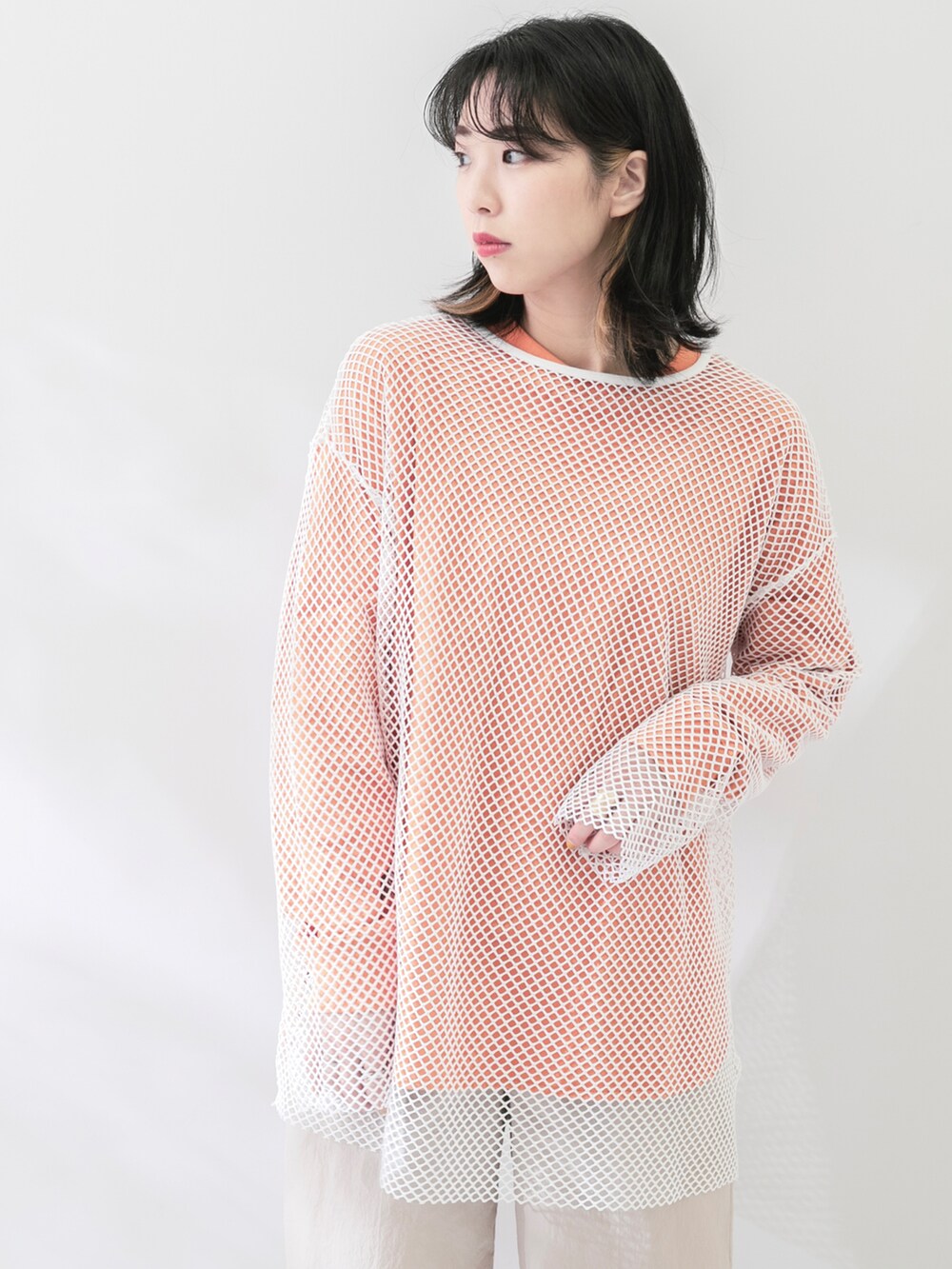ホワイト系のTシャツ/カットソー、オレンジ系のTシャツ/カットソー、ホワイト系のサンダルを着用したレディースの春コーディネートの4枚目の写真