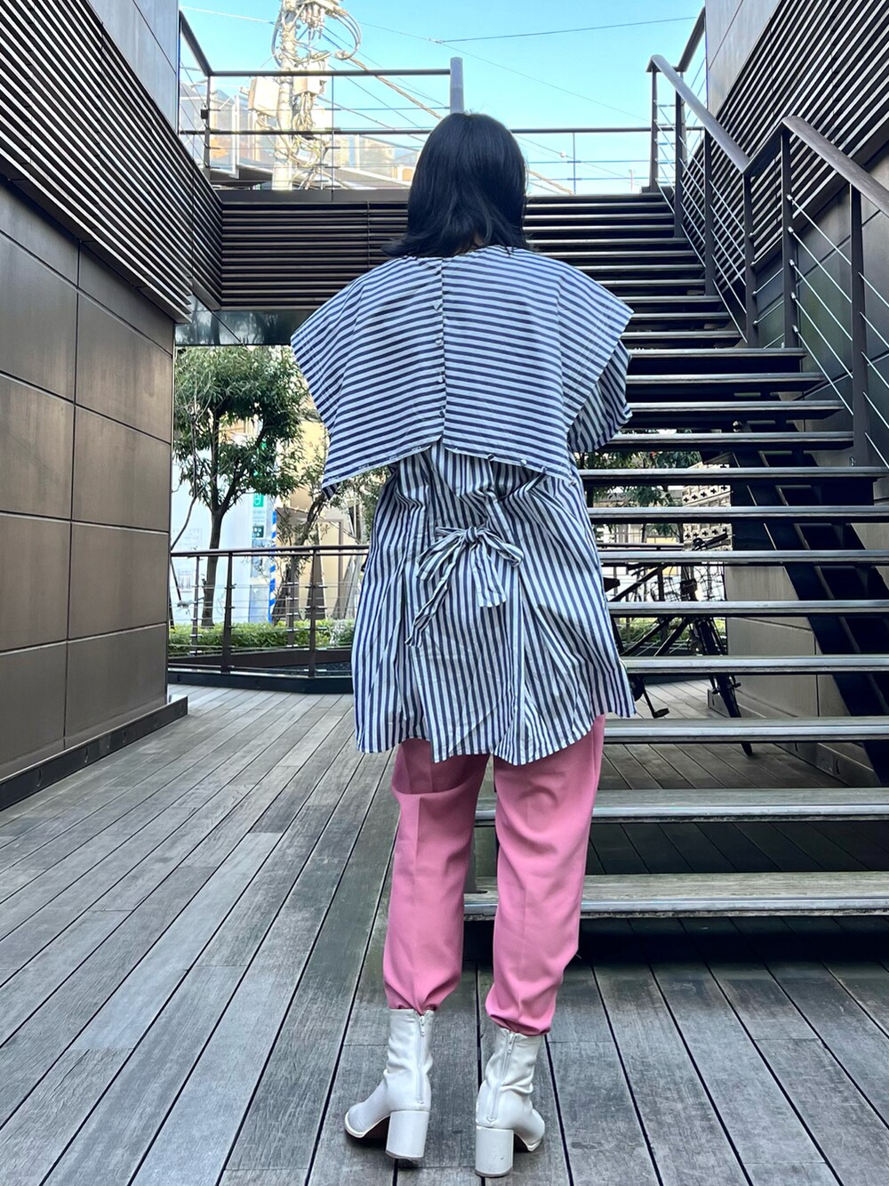 ブルー系のトップス、ピンク系のその他パンツ、ホワイト系のブーツを着用したレディースの春コーディネートの3枚目の写真